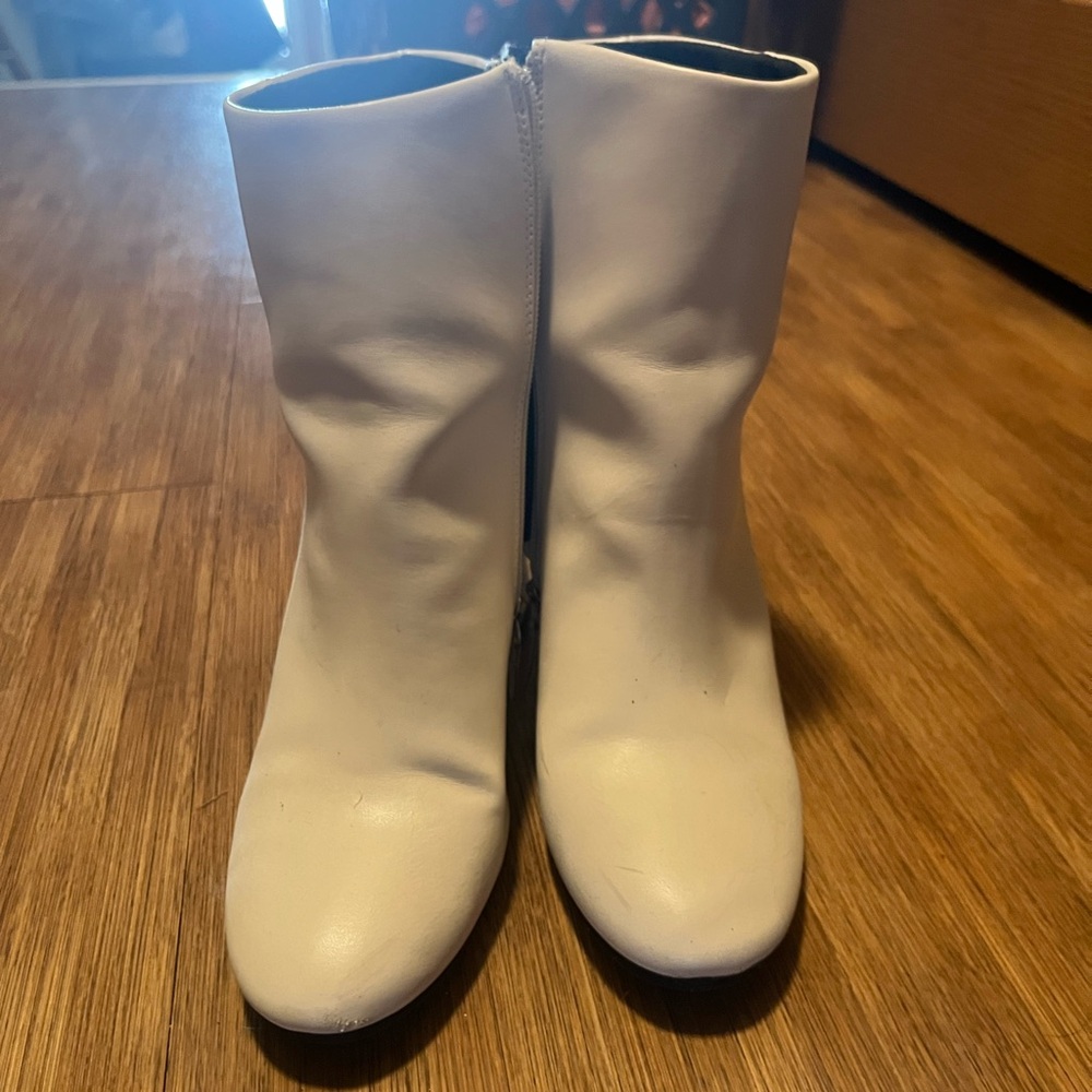 White heeled boots - Picture 3 of 6